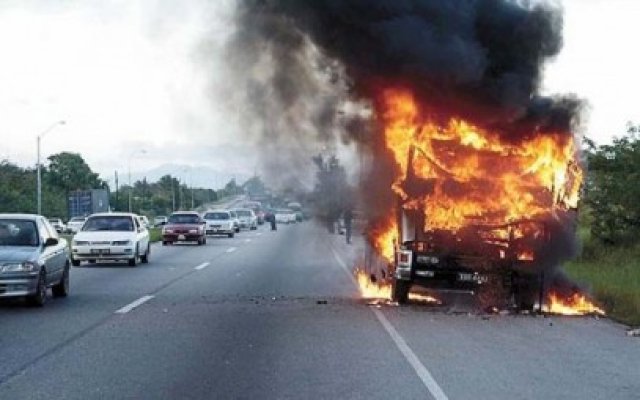 Camion în flăcări, la Lumina
